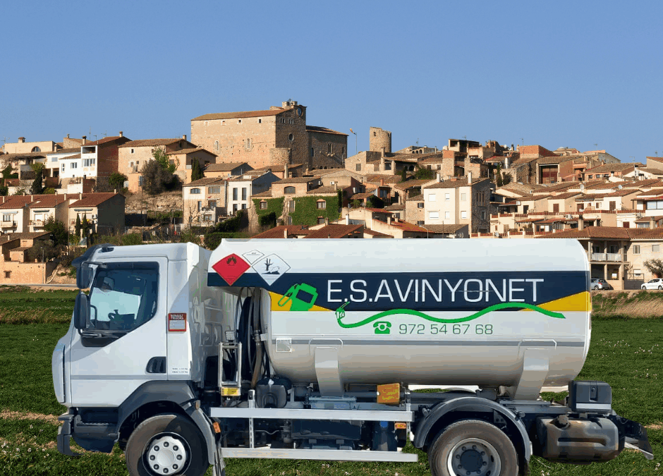 camión de distribución de gasoil a domicilio en un pueblo del Alt Empordà